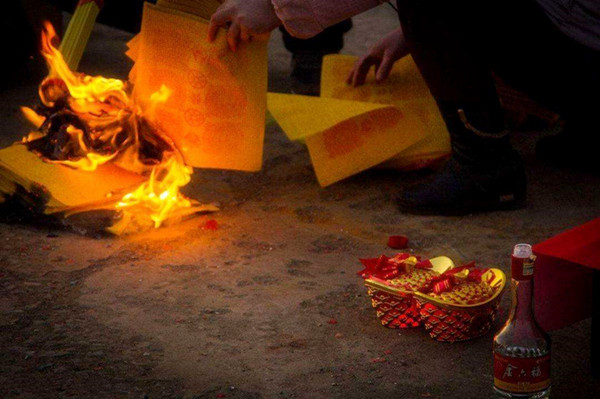 网络上活人被祭拜？不方便前往陵园祭拜怎么办？